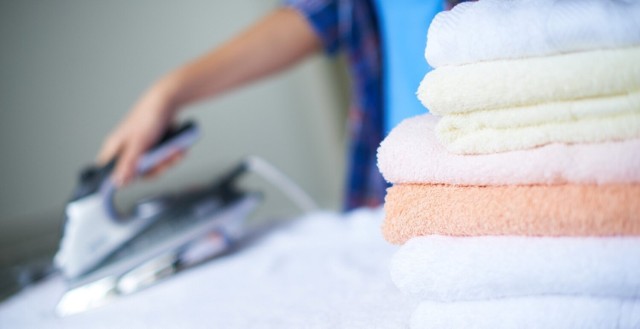 Gdy w pralce jest zbyt dużo rzeczy, niemożliwe jest dokładne wypranie i wypłukanie ręczników. W tej sytuacji środek piorący pozostaje w tkaninie, a ręczniki stają się sztywne. Warto więc zmienić sposób ich prania.