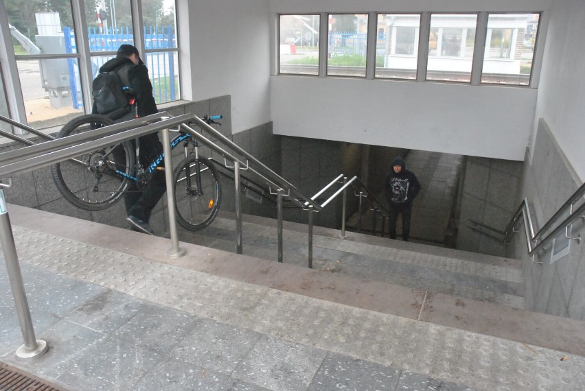 LESZNO. Przejście przez tory na Słowiańskiej - radni chcą zjazdu dla wózków i rowerów w przejściu podziemnym. Będzie list do ministra FOTO 