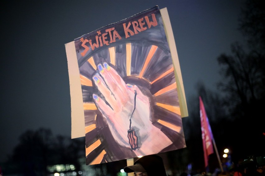 Strajk kobiet pod Sejmem. "Nie chciej, Polsko, mojej krwi!"