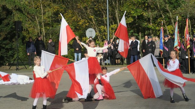 W Gołuchowie obchody 105. rocznicy odzyskania przez Polskę niepodległości odbyły się przy Pomniku Bojowników o Wolność i Demokrację. Wcześniej w kościele parafialnym została odprawiona msza święta w intencji Ojczyzny