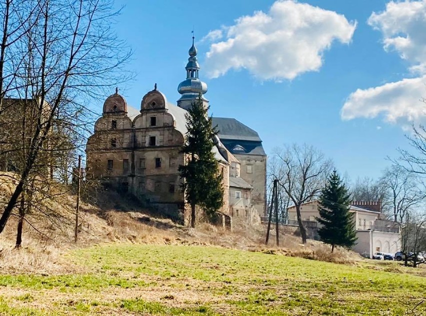 Zamek Sarny w Kotlinie Kłodzkiej. Magiczne miejsce, które rok po roku efektownie powstaje z ruin