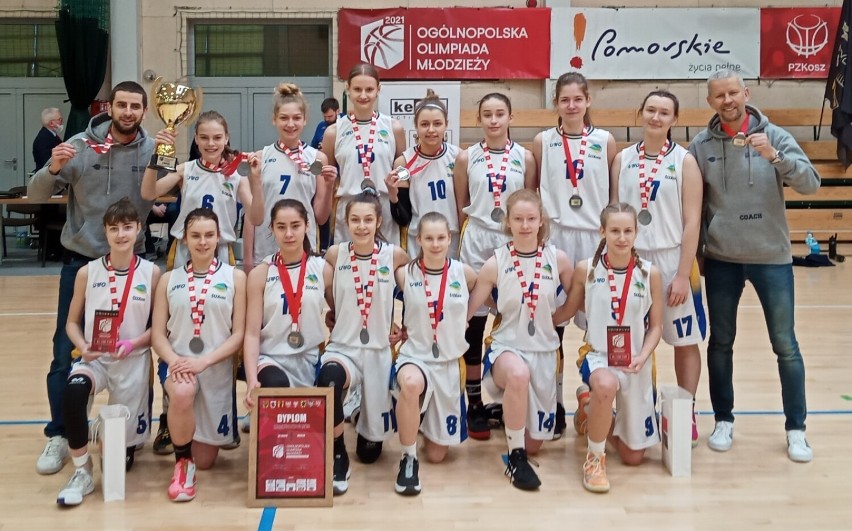 Zofia Ratajczak z Bojanowa po finale OOM w Koszykówce Dziewcząt (klęczy pierwsza z prawej, nr 9)