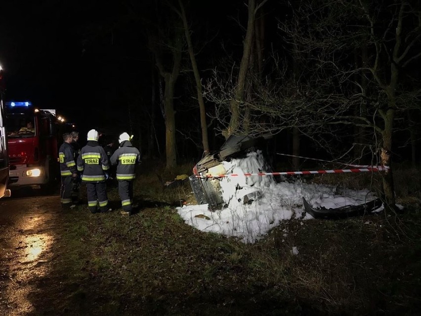 Wypadek pod Oleśnicą. Samochód rozbił się na drzewie, dwie osoby ranne [ZDJĘCIA]
