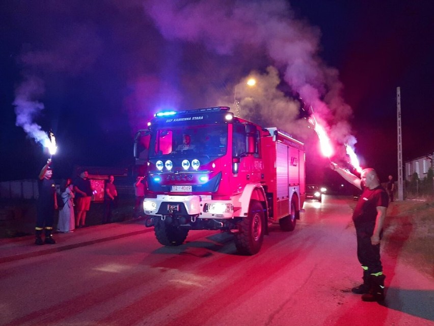 Fajerwerkami mieszkańcy i ochotnicy z jednostki w Kamiennej Starej powitali nowy wóz bojowy 