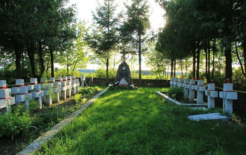 Białoruś. Cmentarz, na którym spoczywają żołnierze AK...