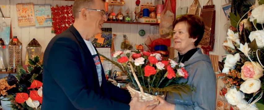 Dzień Kobiet 2020: Burmistrz Michałowa Marek Nazarko i jego pracownicy zaśpiewali do melodii "Ona by tak chciała" (wideo)