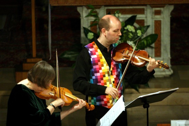 Miejscem muzycznych prezentacji są dwie zabytkowe świątynie: kościół Świętej Trójcy przy klasztorze klarysek i kościół farny Świętej Elżbiety oraz sala teatralna Sokoła. Jedną z gwiazd festiwalu był zespół - The Parley of Instruments Renaissance Violin Band" z Wielkiej Brytanii.