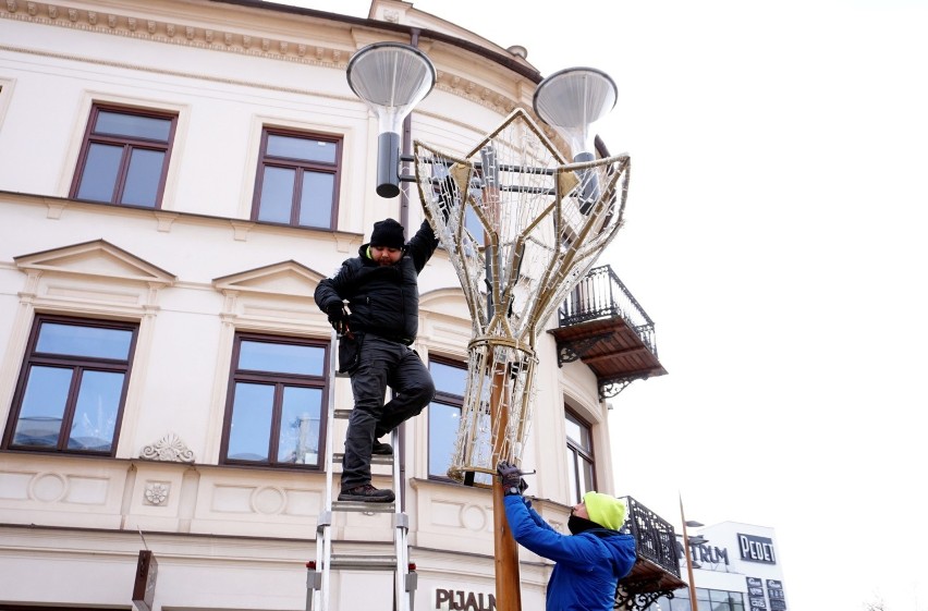 Lublin. Trwa montaż iluminacji świątecznych na deptaku. ZOBACZ ZDJĘCIA 