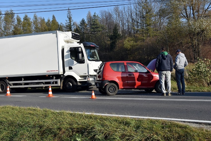 Wypadek w Ropicy Górnej. Poszkodowany kierowca czerwonego seicento [ZDJĘCIA]