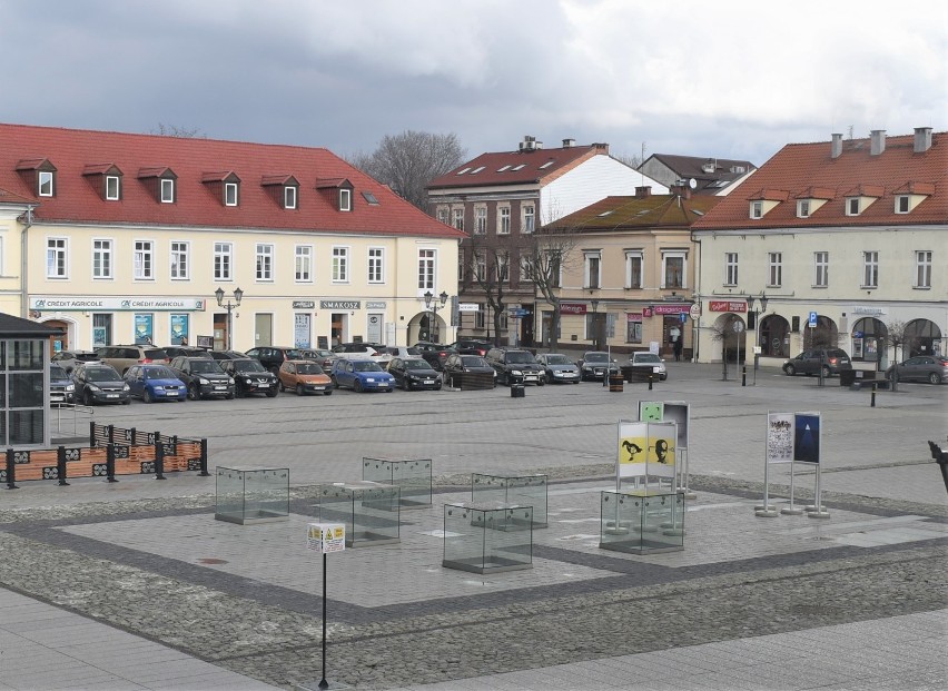 Koronawirus. Opustoszały Oświęcim. Pustki na Rynku, pod Muzeum Auschwitz-Birkenau, zamkiem, placówkami kultury i sportowymi [ZDJĘCIA]