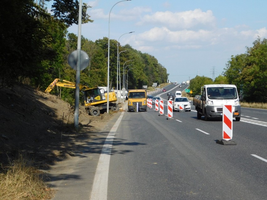 Rozbudowują skrzyżowanie na wjeździe do Książa [ZDJĘCIA]