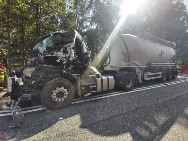 Wypadek w Dąbrowie. Zderzenie dwóch ciężarówek na drodze krajowej nr 46