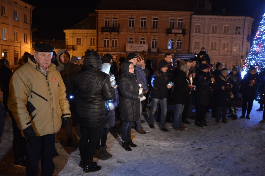 Światełko pamięci Pawła Adamowicza w Piotrkowie na Rynku...