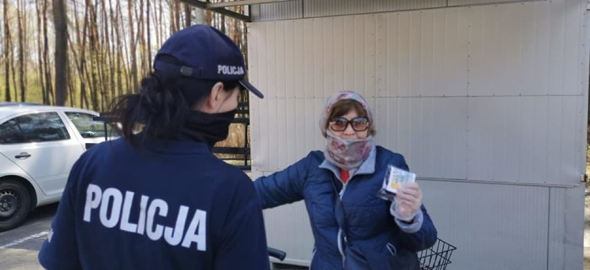 Policjanci rozdawali maseczki na terenie powiatu...