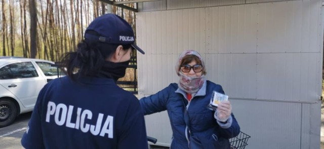 Policjanci rozdawali maseczki na terenie powiatu bełchatowskiego