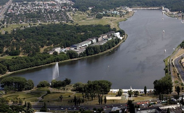 Większość to grunty zielone i jezioro, ale przedmiotem sporu były tez fragment os. Warszawskiego oraz część kompleksu sportowego i trasy kolejki turystycznej Maltanka