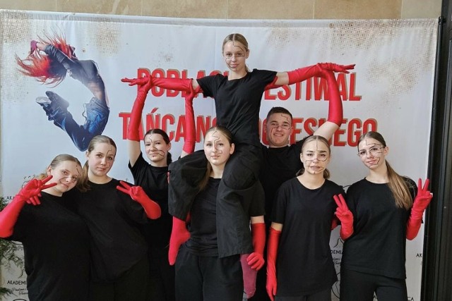 Zespoły Tańca Nowoczesnego z Hajnowskiego Domu Kultury wróciły z festiwalu tańca z medalami i wyróżnieniami
