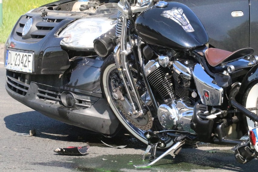 Wypadek między Golanką Dolną a Prochowicami, ranny motocyklista