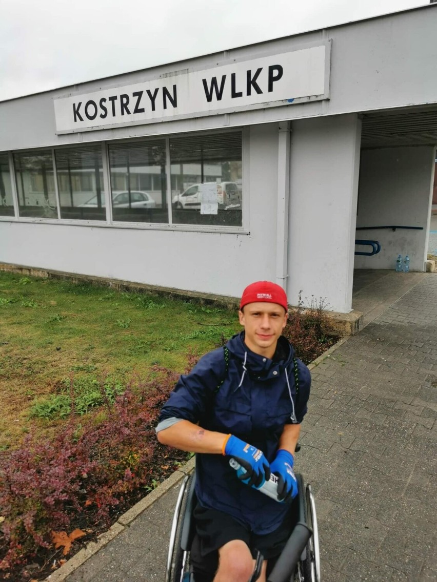 Powiat gnieźnieński. 24-latek z Wrocławia jedzie do Trójmiasta by uzbierać na operację nogi. Zatrzymał się w Kłecku