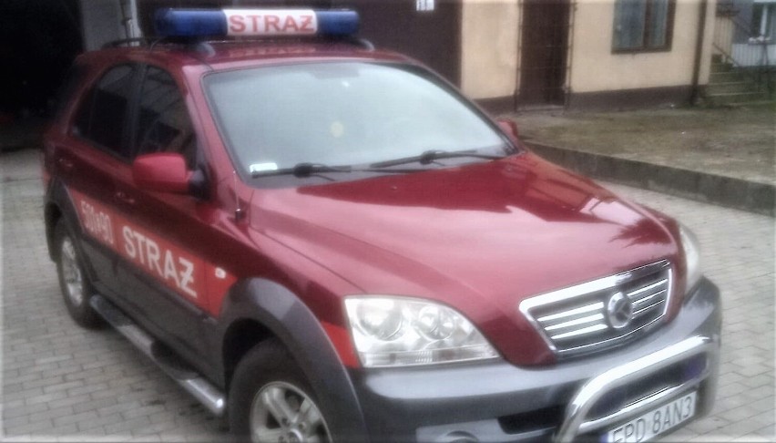 Nowy samochód ucieszył strażaków jednostki OSP Pęczniew. Posłuży do akcji związanych z ratownictwem wodnym ZDJĘCIA
