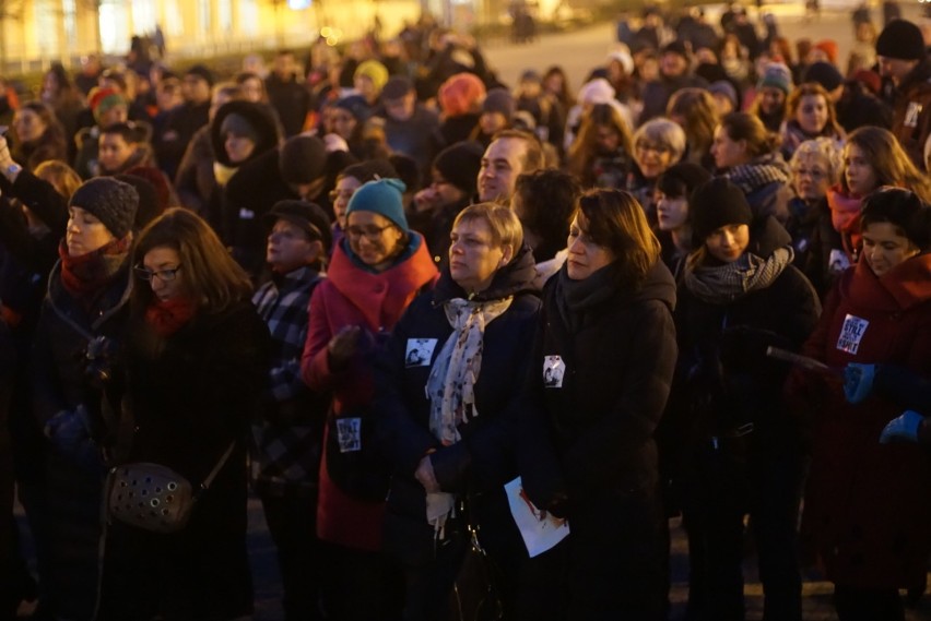 Międzynarodowy Strajk Kobiet w Poznaniu: Na placu Wolności manifestowało kilkaset osób [ZDJĘCIA]