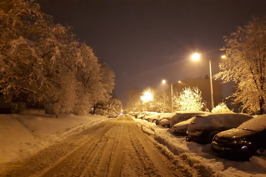 Zimowe Jasło nocą. Zobacz klimatyczne zdjęcia miasta pod śniegiem
