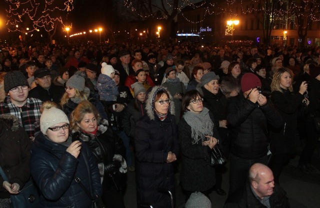 W niedzielę, o godzinie 16, odbyła się miejska wigilia na radomskim deptaku. Jak co roku przyciągnęła mnóstwo ludzi.