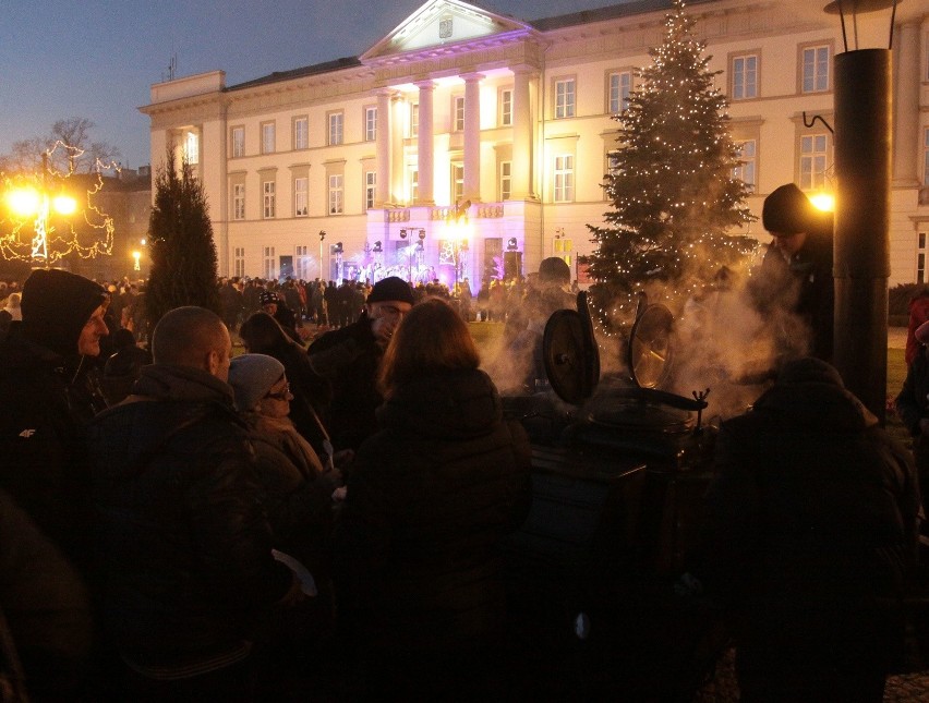 Wigilia na radomskim deptaku zgromadziła mnóstwo ludzi. Były wspólne życzenia i koncert kolęd 