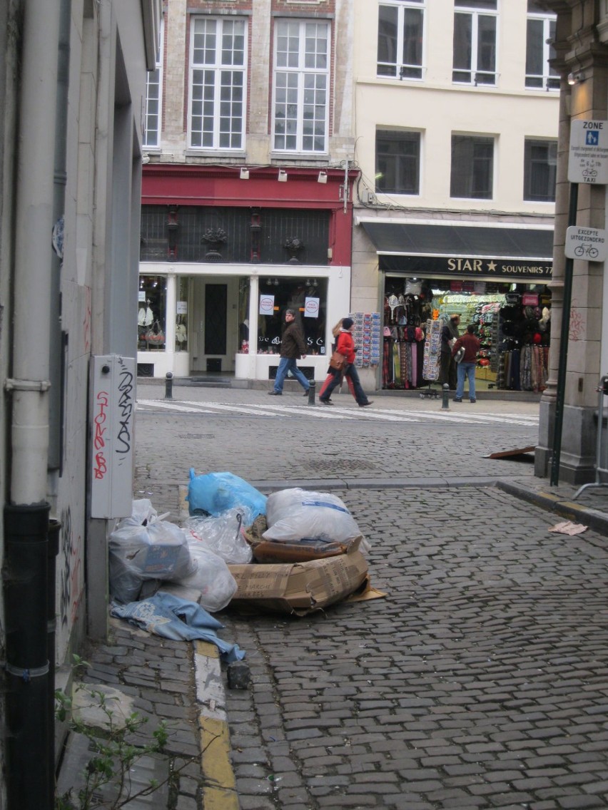 Boczna uliczka rue de la Montagne, łączącej Grand Place z...