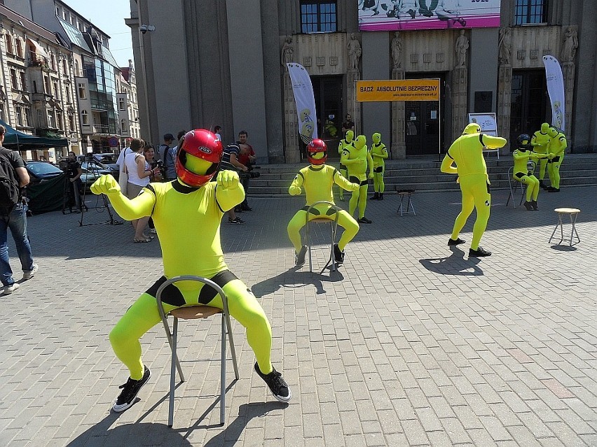 Motocyklowy happening w centrum Katowic. Aktorzy przebrani za manekiny [ZDJĘCIA + WIDEO]