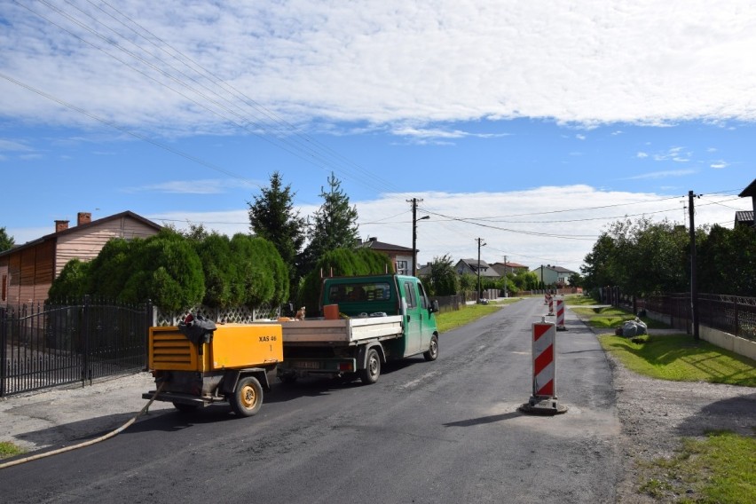 Trwają remonty dróg w Radomsku, m. in. na ul. Częstochowskiej, Asnyka i Łukasińskiego [ZDJĘCIA]