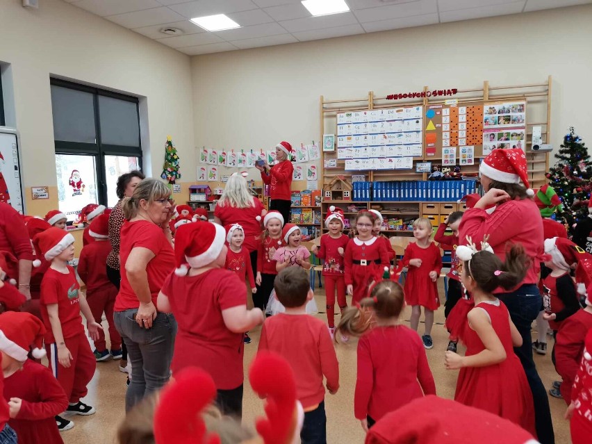 Święty Mikołaj oceniał zdolności recytatorskie przedszkolaków w Skierniewicach