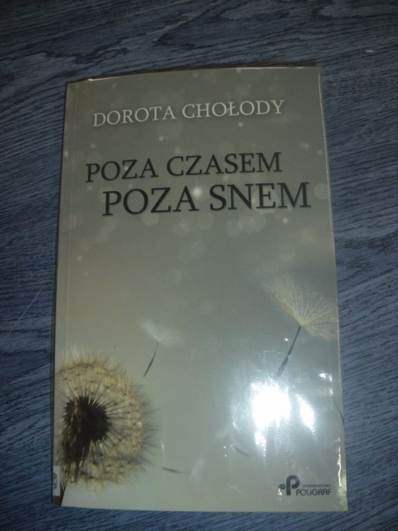 Podczas wieczoru autorskiego Dorota Chołody będzie promowała swój tomik poezji &#8222;Poza czasem poza snem&#8221;.
