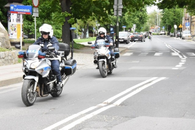 Dwój piratów drogowych na motocyklach zatrzymali policjanci z Rzeszowa.
