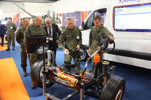 Specjaliści z Centrum Szkolenia Logistyki przygotowali kilka stanowisk do szkolenia mechaników z budowy popularnego w Wojsku Polskim vw craftera