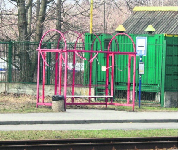 MILOWICE
Jeszcze trochę, a wiata na przystanku autobusowym przy centrum handlowym Real w kierunku centrum miasta będzie mogła wziąć udział w wystawie sztuki nowoczesnej. Póki co, pasażerowie nie mogą tutaj schronić się ani przed deszczem, ani przed wiatrem. W oczekiwaniu na autobus linii nr 91 mogą za to obejrzeć naruszoną konstrukcję elementów wiaty.