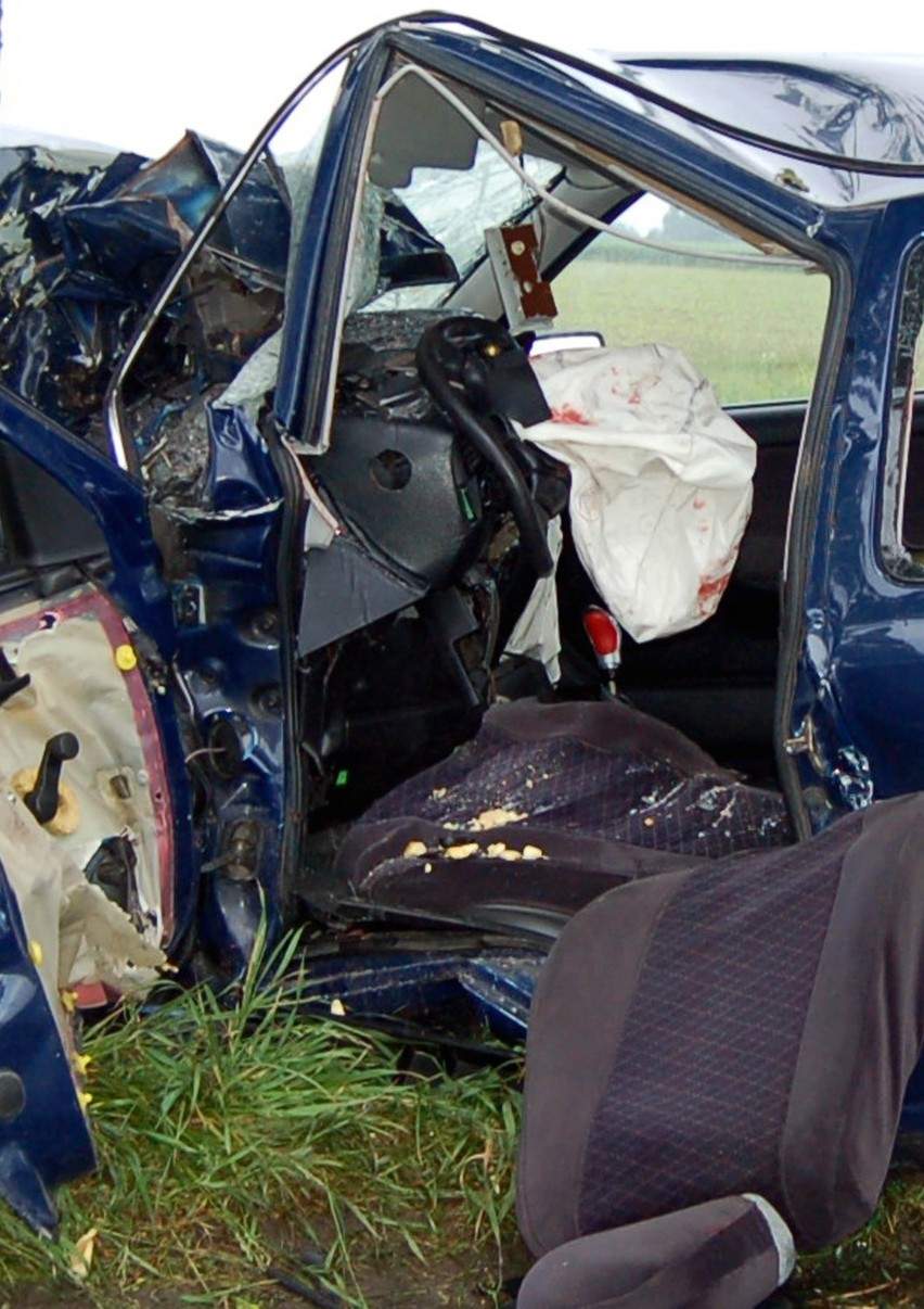 Gmina Koźmin: samochód uderzył w drzewo. Jedna osoba zginęła na miejscu (FOTY)