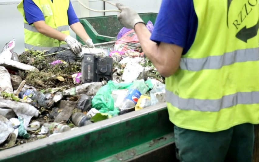 Osadzeni w Areszcie Śledczym w Ostrowie Wielkopolskim sortują odpady 