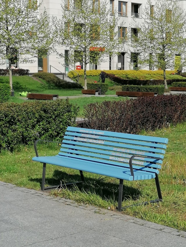 W Warszawie stanęła sąsiedzka ławka rozmów. Zachęca do interakcji i poznawania mieszkańców