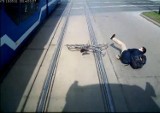 Wypadek Kraków: rowerzysta wyprzedzał tramwaj na Karmelickiej! [VIDEO]