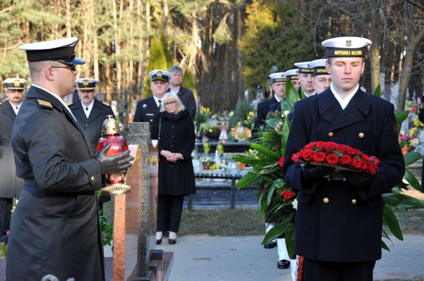 5.rocznica katastrofy smoleńskiej w Gdyni. Marynarze oddali hołd admirałowi Karwecie [ZDJĘCIA]