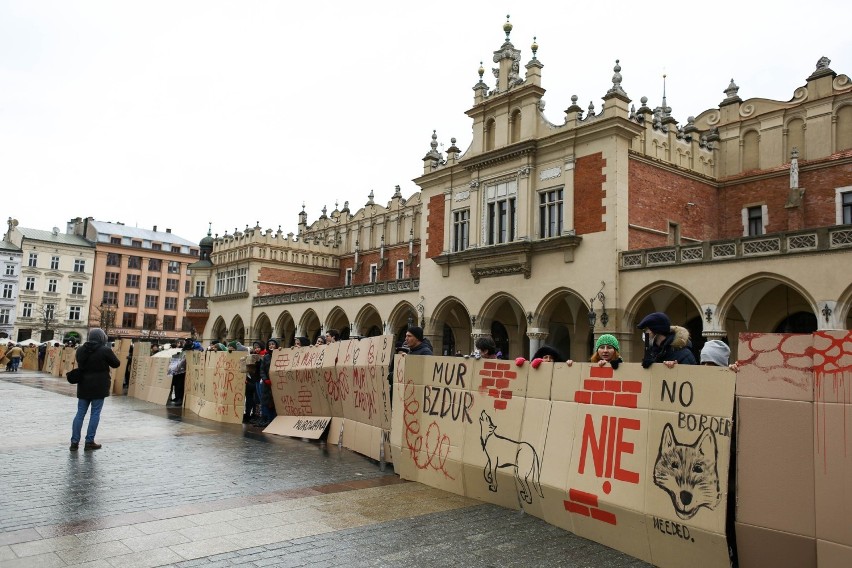 Kraków. "Nie dla muru" na Rynku Głównym. Protest przeciwko budowie muru na granicy polsko-białoruskiej [ZDJĘCIA]
