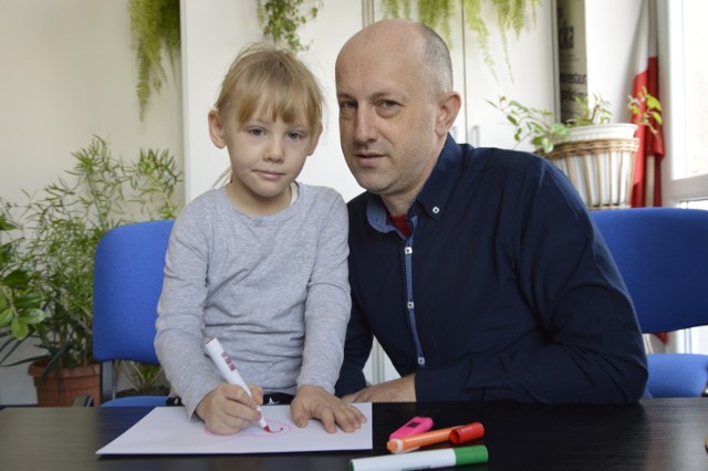 Mariusz Smołkowicz nie chce, by dom stał się filią szkoły. Sam ma pięcioletnią córkę. Chciałby dla niej szczęśliwego i beztroskiego dzieciństwa.