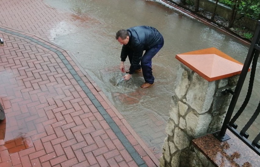 Wolbrom. Studzienki po ulewie nie były w stanie przyjąć wody