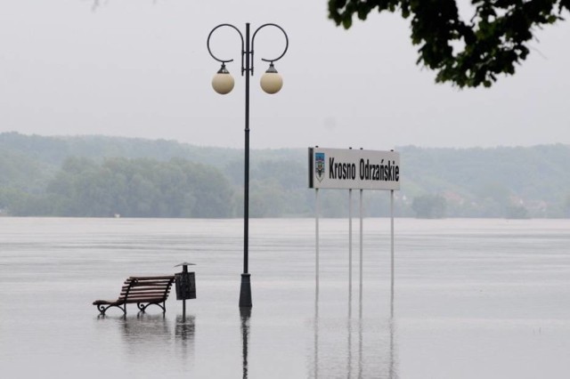 Tak wyglądały ostatnie powodzie w Krośnie Odrzańskim. Zabezpieczenie w postaci wałów w dolnej części miasta ma uchronić mieszkańców przed powtórką.