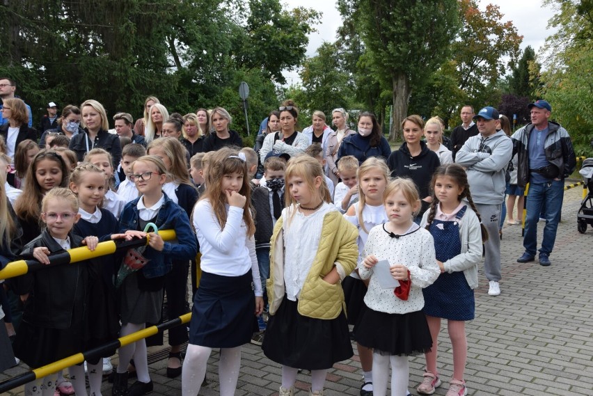 W Szkole Podstawowej nr 3 w Pruszczu uczniowie powitali nowy rok szkolny i nowego dyrektora |ZDJĘCIA