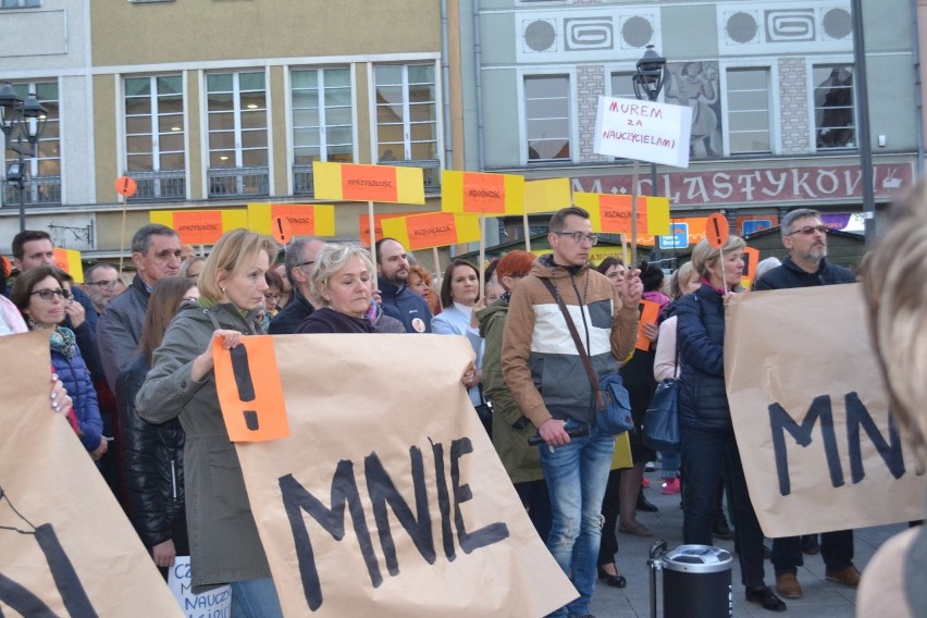 Strajk nauczycieli. Wiec poparcia dla nauczycieli na gliwickim Rynku