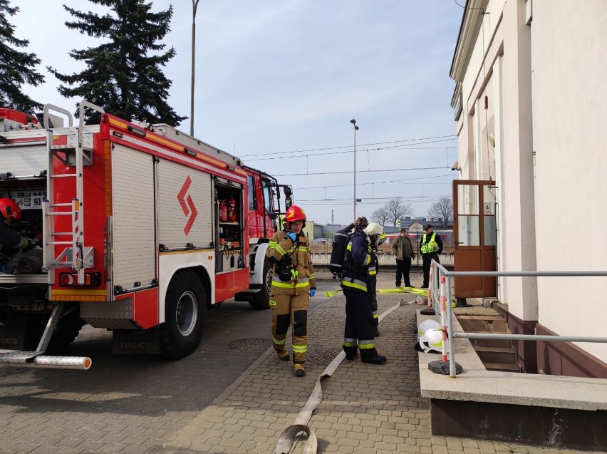 Pożar i ewakuacja. Ćwiczenia strażaków na dworcu PKP w Radomsku