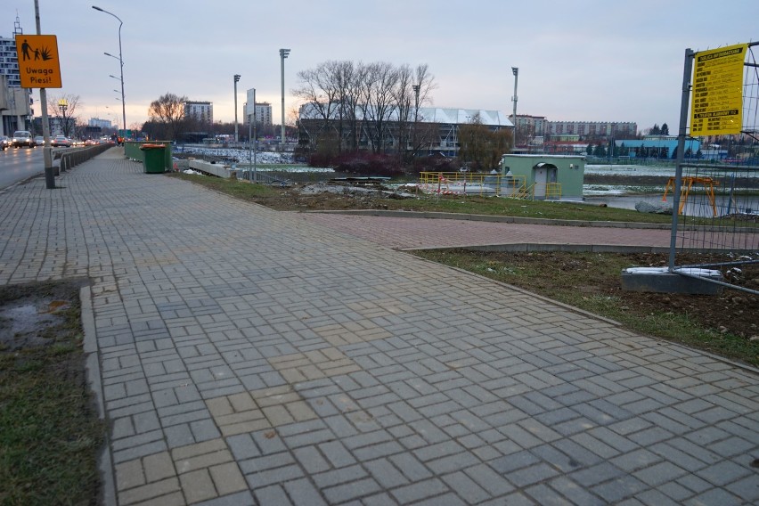 Budowa kładki rowerowej przy zaporze w Rzeszowie rozpoczęta. Potrwa najdłużej do połowy przyszłego roku
