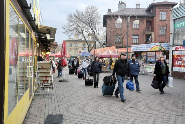 Plac przy ul. Bosackiej może wkrótce zyskać nowy blask. Kolej chce sprzedać działkę. Inwestor - w porozumieniu z konserwatorem zabytków - uporządkuje plac